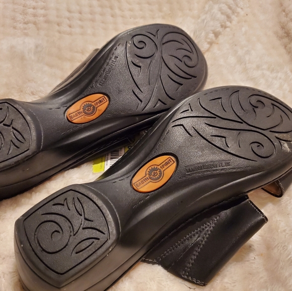 Shoes - Picture 3 of 4